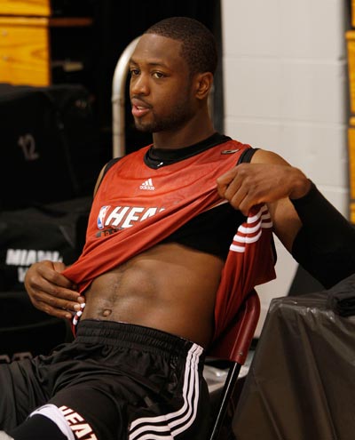 中超比赛亮点：上海海港2-1取胜山东泰山,（中超焦点战：上海海港2比1击败山东泰山）