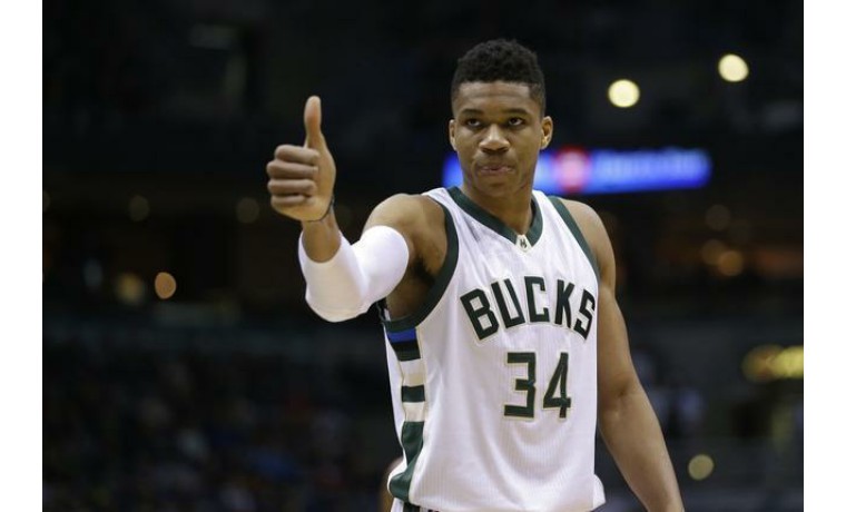 眼里只有爱人！克莱轻轻推开工作人员 径直走向马冬梅献上亲吻！（心中只有她！克莱轻拨工作人员直奔马冬梅献吻）